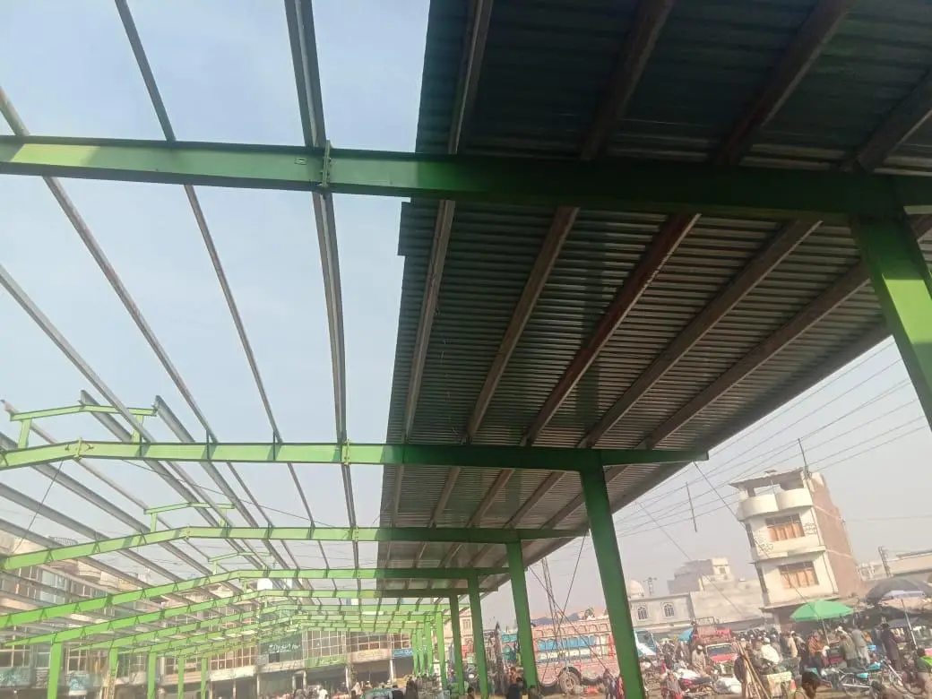Long-span steel roof structure over the Peshawar fruit market trading hall